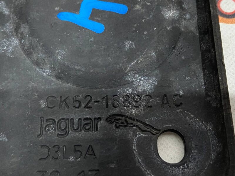 LR137754 Hood hook Land Rover Discovery 5 Used - Image 17