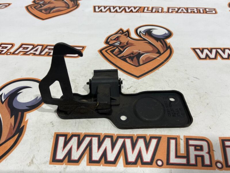 LR137754 Hood hook Land Rover Discovery 5 Used - Image 19