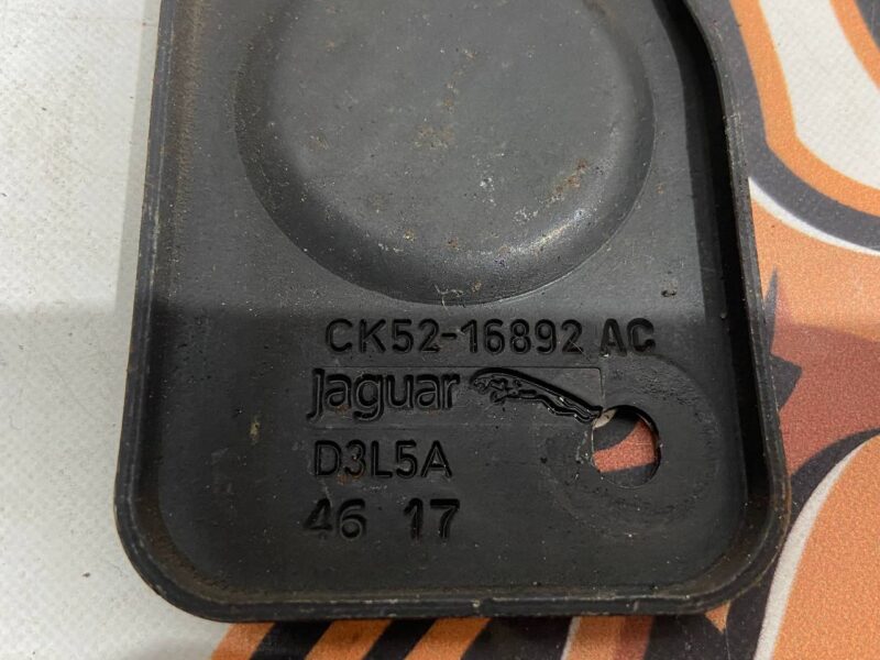 LR137754 Hood hook Land Rover Discovery 5 Used - Image 20