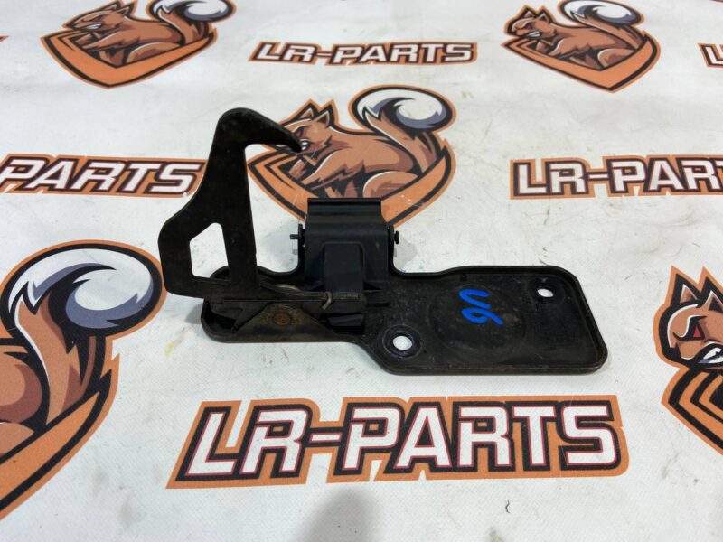 LR137754 Hood hook Land Rover Discovery 5 Used cost 26 € in stock 4 pcs.