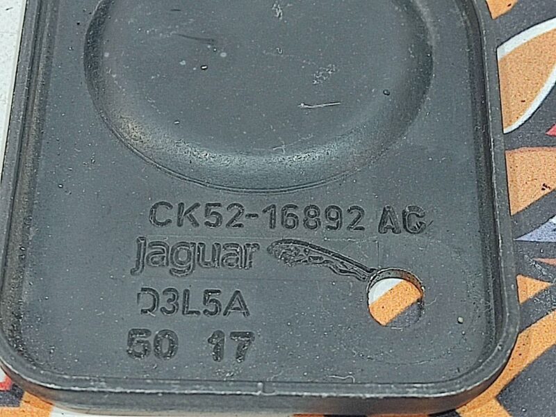 LR137754 Hood hook Land Rover Discovery 5 Used cost 26 € in stock 4 pcs.