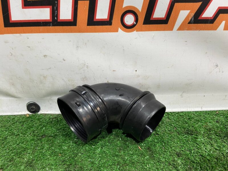 LR138643 Pipe to the intake manifold Range Rover Velar L560 Used cost 30 € in stock 2 pcs.