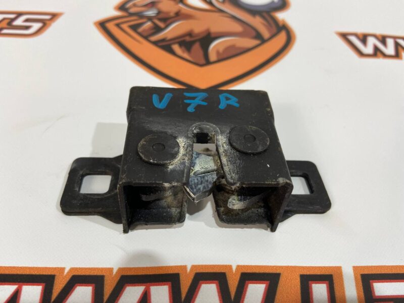LR138825 Hood lock without sensor Land Rover Discovery Sport L550 (2015-) Used cost 20 € in stock 40 pcs.