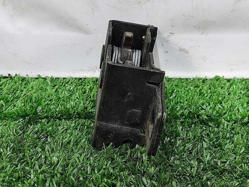 LR138825 Hood lock without sensor Land Rover Discovery Sport L550 (2015-) Used cost 20 € in stock 40 pcs.