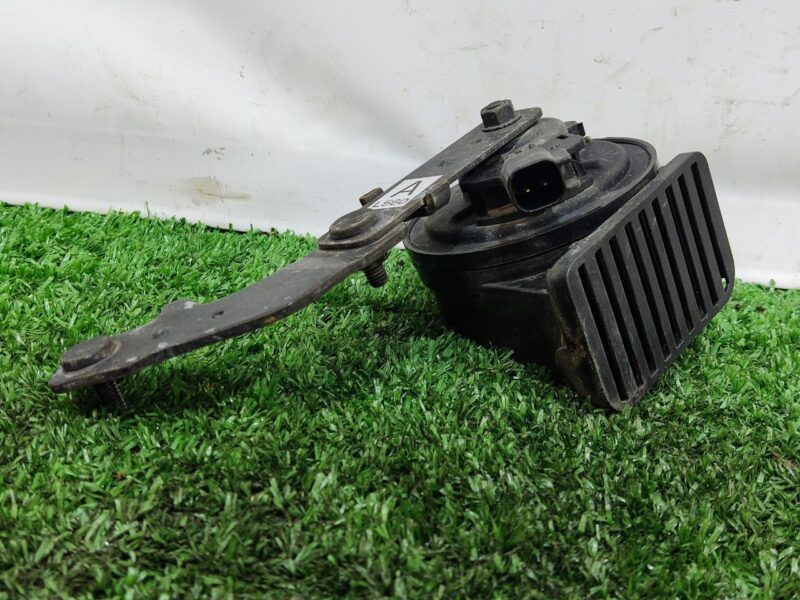 LR113221 Horn left Range Rover Velar L560 (2018-) Used cost 55 € in stock 4 pcs.