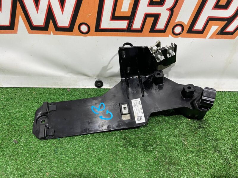 LR144618 Oil cooler bracket Range Rover Sport L494 Used cost 10 € in stock 1 pcs.