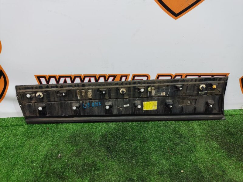 LR146631 Front right door molding Range Rover Velar L560 (2018-) USED cost 90 € in stock 3 pcs.