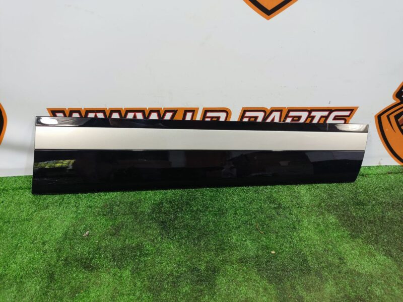 LR146631 Front right door molding Range Rover Velar L560 (2018-) USED cost 90 € in stock 3 pcs.