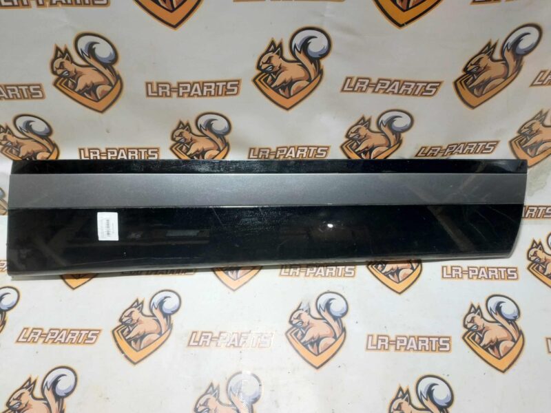 LR146631 Front right door molding Range Rover Velar L560 (2018-) USED cost 90 € in stock 3 pcs.