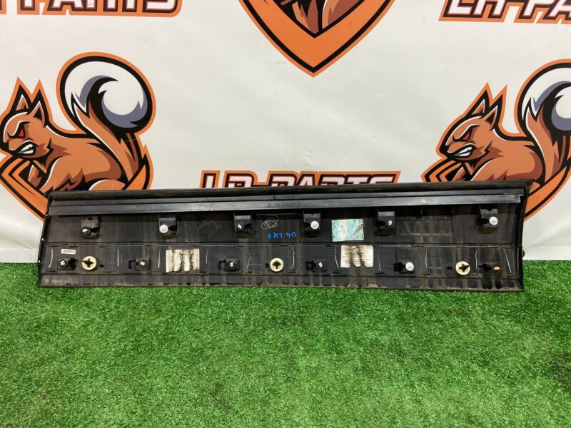 LR146633 Front left door molding Range Rover Velar L560 (2018-) USED cost 90 € in stock 6 pcs.