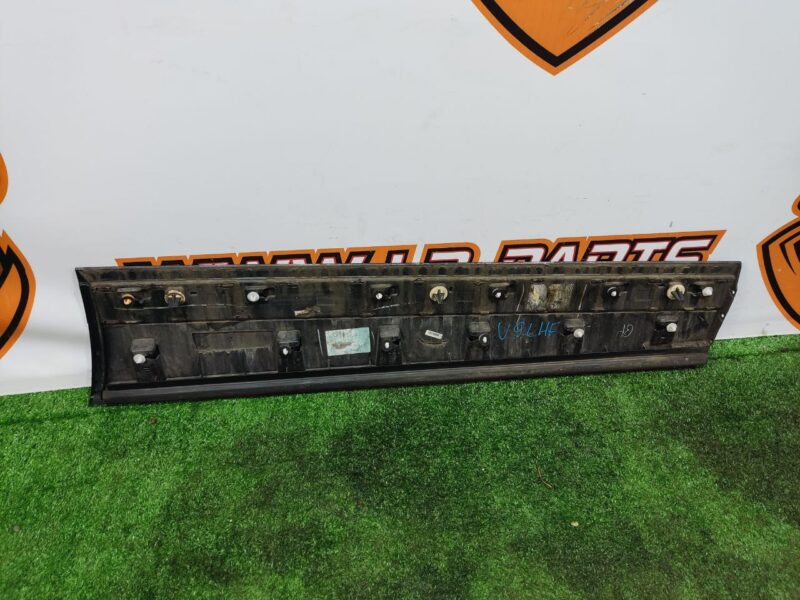 LR146633 Front left door molding Range Rover Velar L560 (2018-) USED cost 90 € in stock 6 pcs.