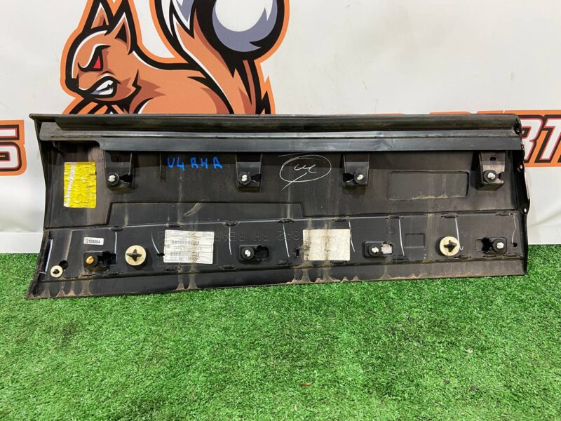 LR146635 Rear right door molding Range Rover Velar L560 (2018-) USED cost 90 € in stock 4 pcs.
