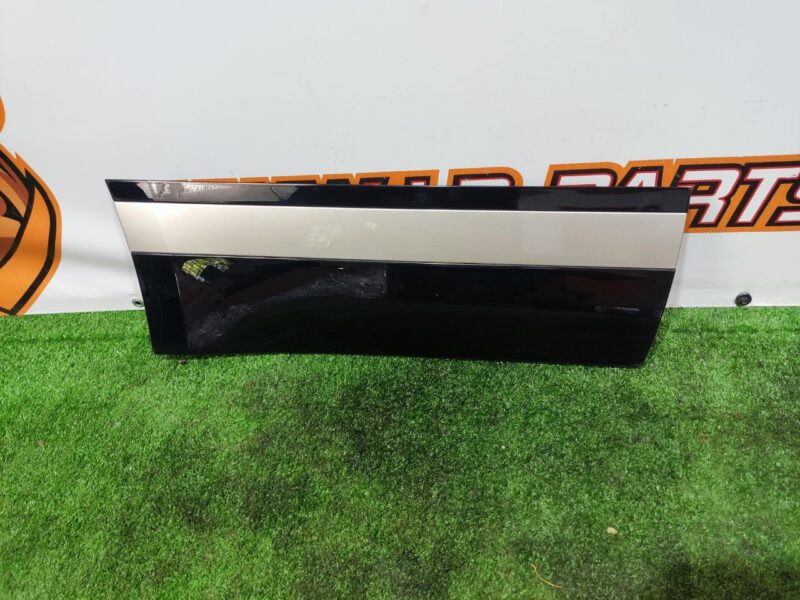 LR146635 Rear right door molding Range Rover Velar L560 (2018-) USED cost 90 € in stock 4 pcs.