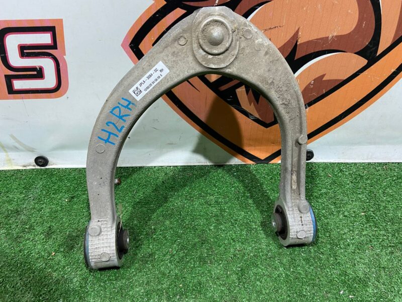 LR148192 Front Upper Right Control Arm Range Rover L405 (2013-2021) Used cost 100 € in stock 7 pcs.