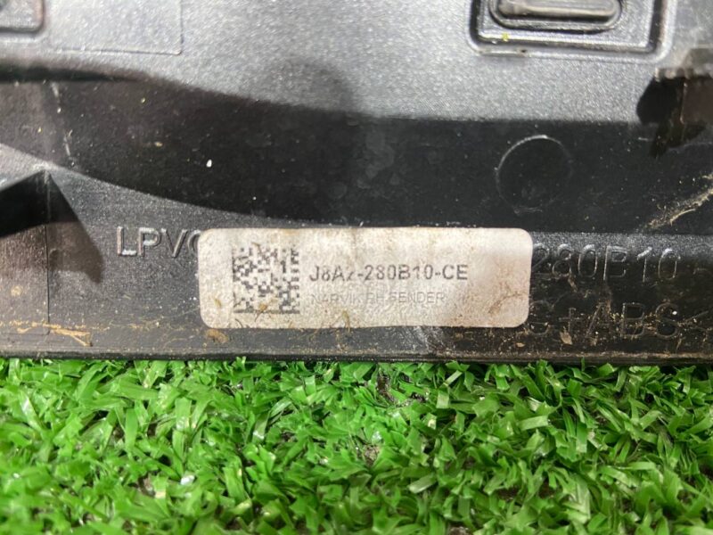 LR153971 Right wing molding Range Rover Velar L560 (2018-) Used cost 70 € in stock 2 pcs.