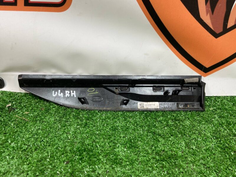 LR153971 Right wing molding Range Rover Velar L560 (2018-) Used cost 70 € in stock 2 pcs.