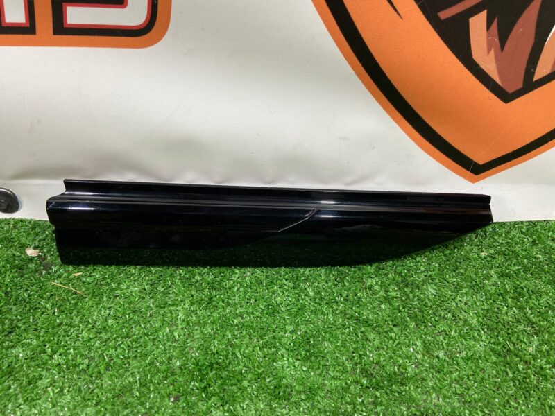 LR153971 Right wing molding Range Rover Velar L560 (2018-) Used cost 70 € in stock 2 pcs.