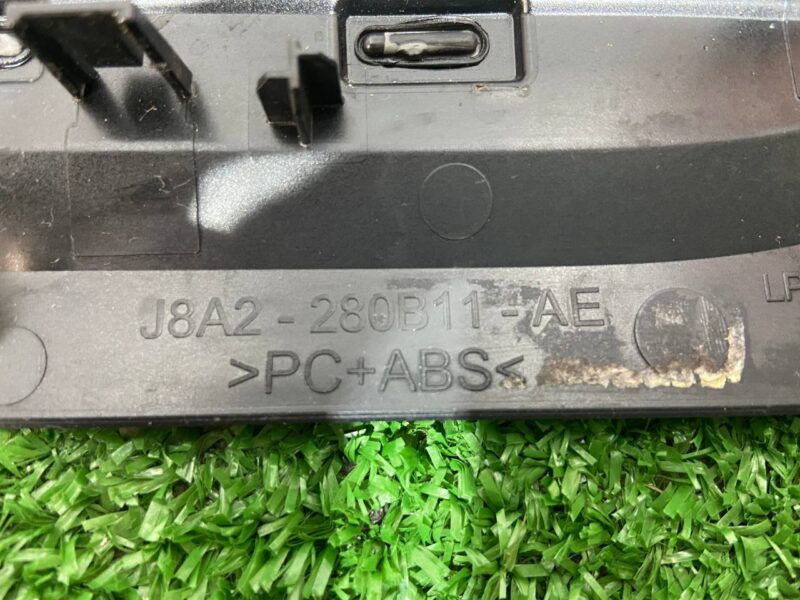 LR153974 Left wing molding Range Rover Velar L560 (2018-) Used cost 100 € in stock 2 pcs.