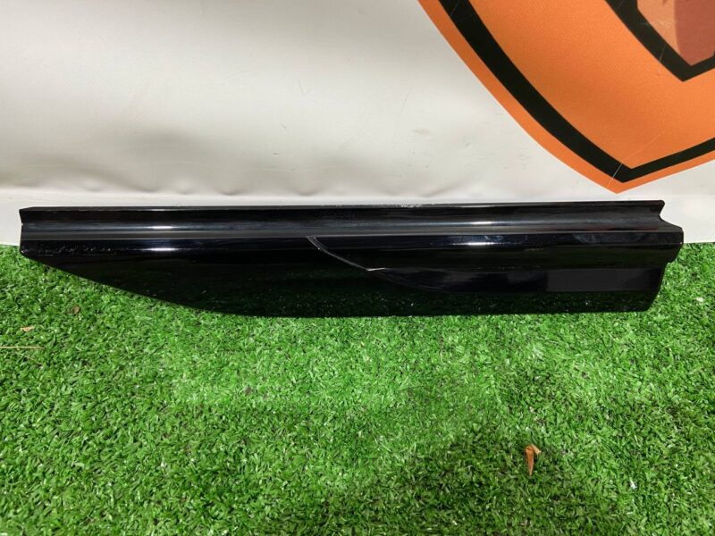 LR153974 Left wing molding Range Rover Velar L560 (2018-) Used cost 100 € in stock 2 pcs.