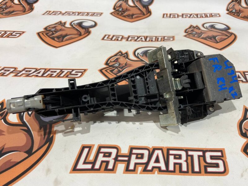 LR156943 Front right door handle cover (with key and slot) Land Rover Discovery 5 Used cost 10,56 € in stock 1 pcs.