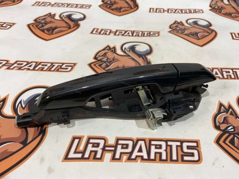 LR156943 Front right door handle cover (with key and slot) Land Rover Discovery 5 Used cost 10,56 € in stock 1 pcs.