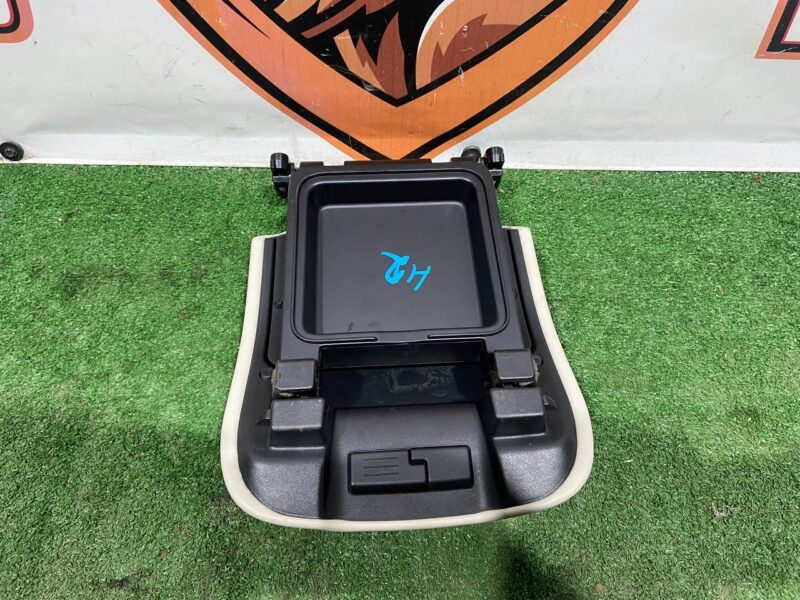 LR160015 Armrest Range Rover L405 (2013-2021) Used cost 150 € in stock 1 pcs.