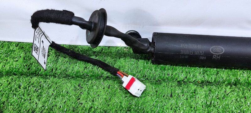LR167022 Powered tailgate trunk strut right Land Rover Discovery 5 L462 used cost 120 € in stock 4 pcs.