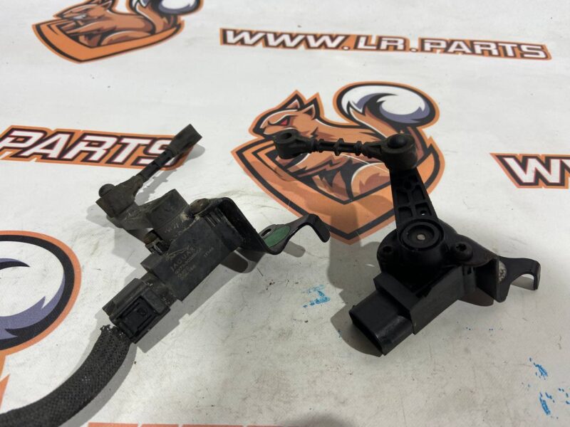 T2H3166 Body position sensor front right Jaguar F-Pace Used cost 50 € in stock 2 pcs.