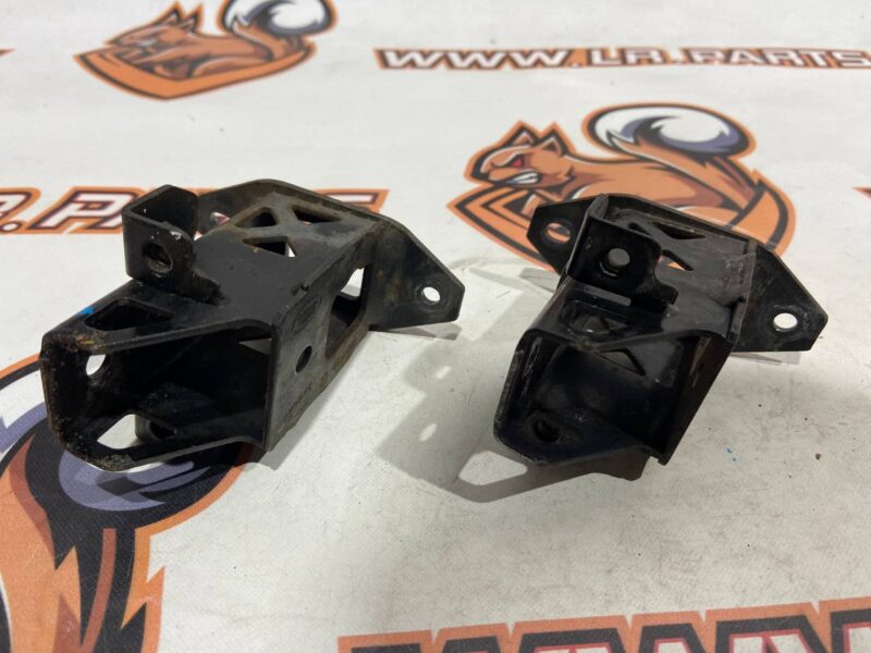 T2H42340 Used JAGUAR F-PACE front subframe bracket cost 28 € in stock 1 pcs.