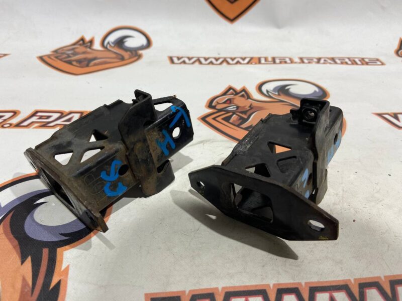 T2H42340 Used JAGUAR F-PACE front subframe bracket cost 28 € in stock 1 pcs.