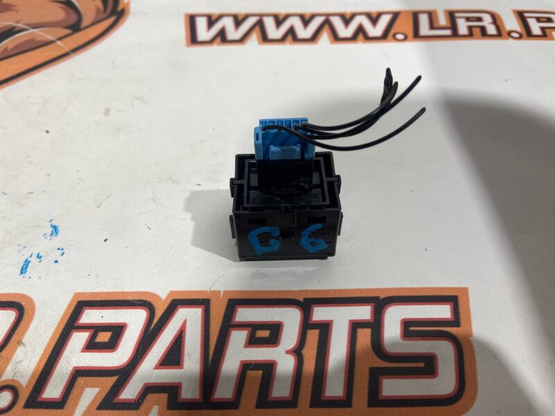 T2H6078 Front right door lock button Jaguar F-Pace X761 (2017-) used cost 18 € in stock 1 pcs.