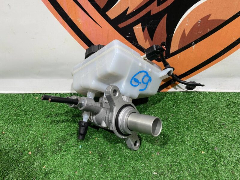 T2H7388 Brake master cylinder tank RANGE ROVER VELAR (L560) Used cost 180 € in stock 3 pcs.