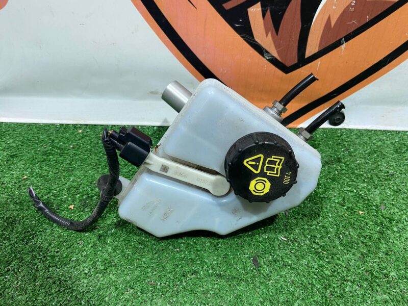T2H7388 Brake master cylinder tank RANGE ROVER VELAR (L560) Used cost 180 € in stock 3 pcs.