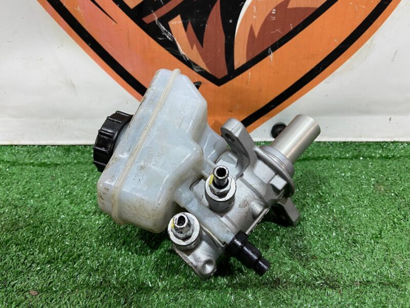 T2H7388 Brake master cylinder tank RANGE ROVER VELAR (L560) Used cost 180 € in stock 3 pcs.