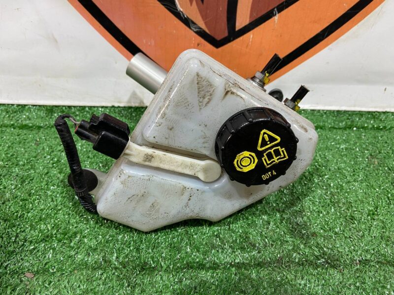 T2H7388 Brake master cylinder tank RANGE ROVER VELAR (L560) Used cost 180 € in stock 3 pcs.