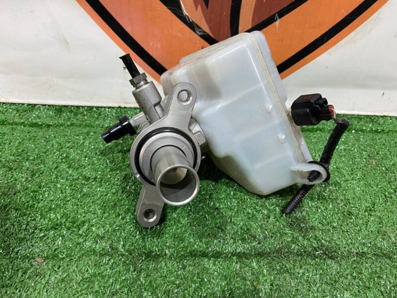 T2H7388 Brake master cylinder tank RANGE ROVER VELAR (L560) Used cost 180 € in stock 3 pcs.