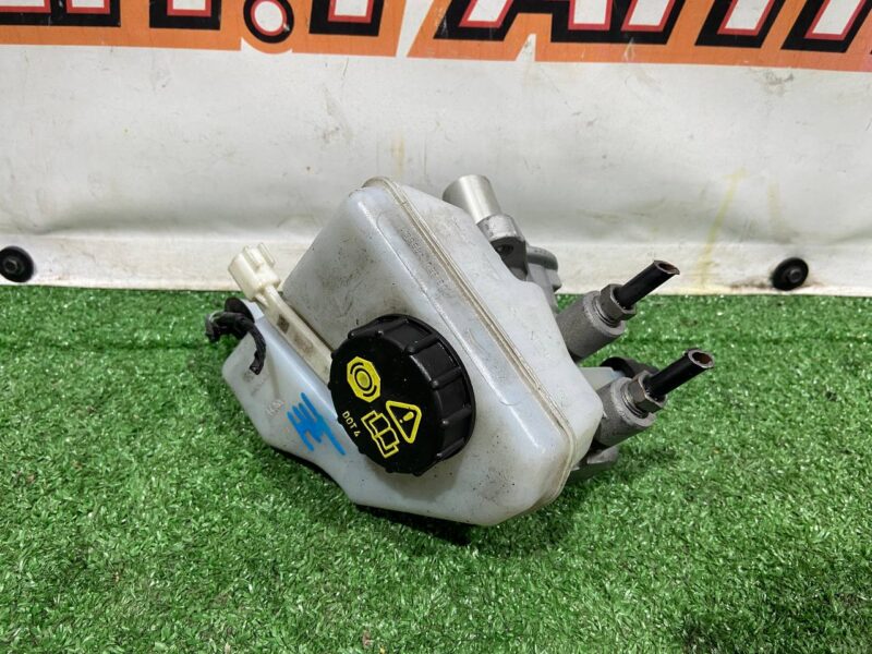 T2H7388 Brake master cylinder tank RANGE ROVER VELAR (L560) Used cost 180 € in stock 3 pcs.