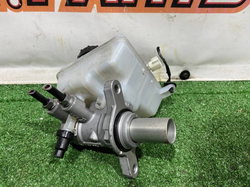 T2H7388 Brake master cylinder tank RANGE ROVER VELAR (L560) Used cost 180 € in stock 3 pcs.