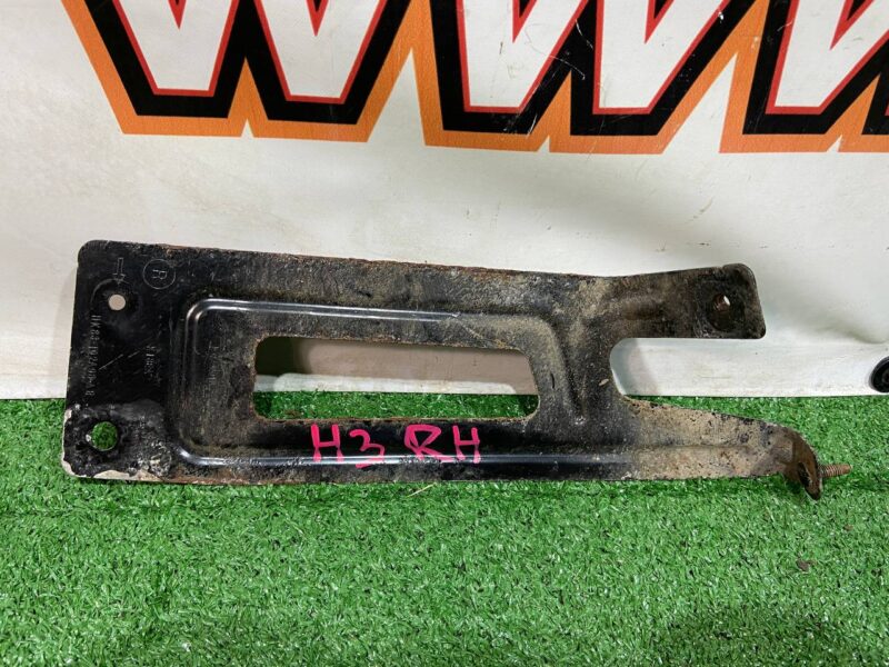T4A11752 Bracket rear right bumper Jaguar F-Pace X761 (2017-) used cost 10 € in stock 2 pcs.
