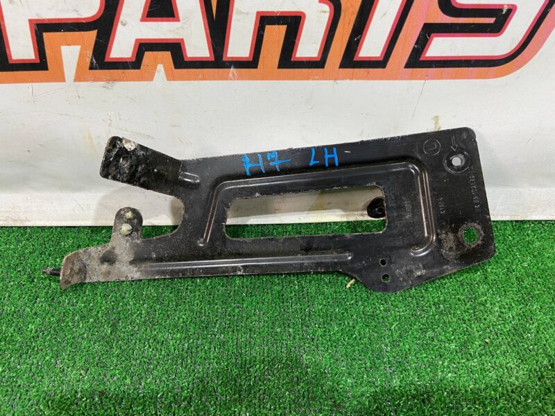 T4A11753 Rear bumper bracket left Jaguar F-Pace X761 (2017-) Used cost 10 € in stock 1 pcs.