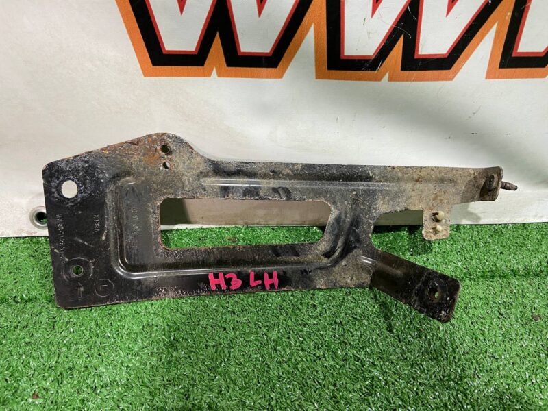 T4A11753 Rear bumper bracket left Jaguar F-Pace X761 (2017-) Used cost 10 € in stock 1 pcs.