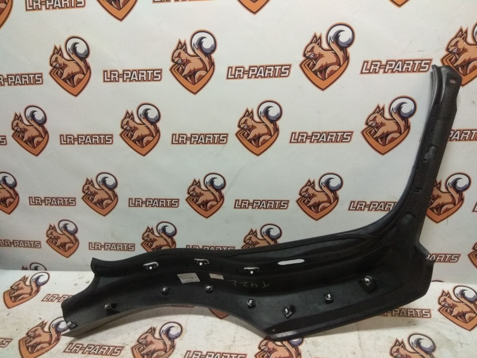 T4A13632 Trimming of the rear right door arch Jaguar F-Pace X761 (2017-) Used cost 100 € in stock 1 pcs.