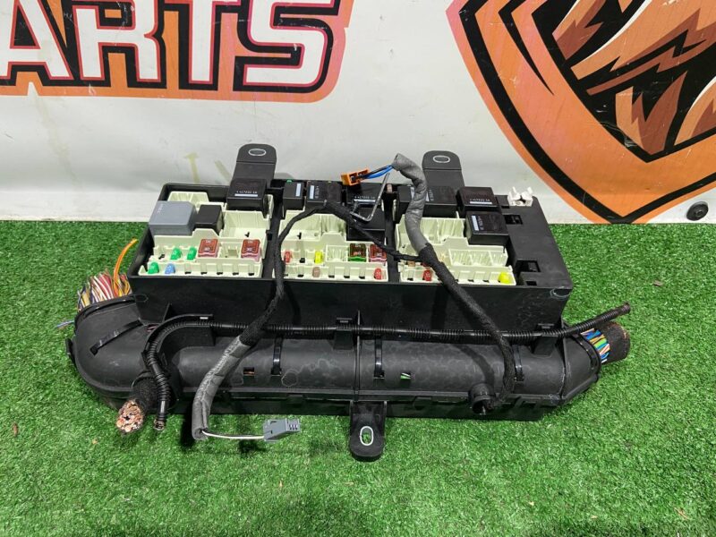 T4A13703 Used Jaguar F-Pace X761 (2017-) Cabin Fuse Box cost 200 € in stock 1 pcs.