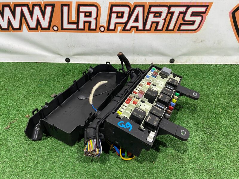 T4A13703 Used Jaguar F-Pace X761 (2017-) Cabin Fuse Box cost 200 € in stock 1 pcs.