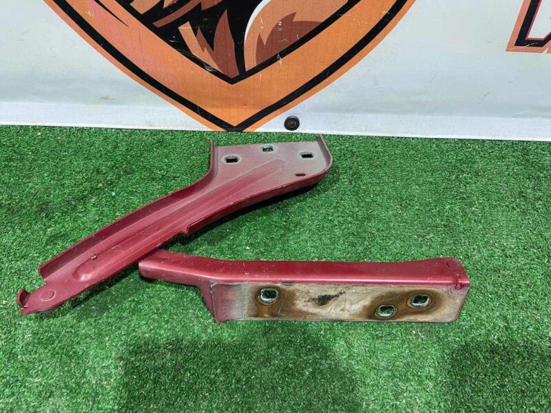 T4A1897 Left hood hinge Jaguar F-Pace X761 (2017-) Used cost 50 € in stock 3 pcs.
