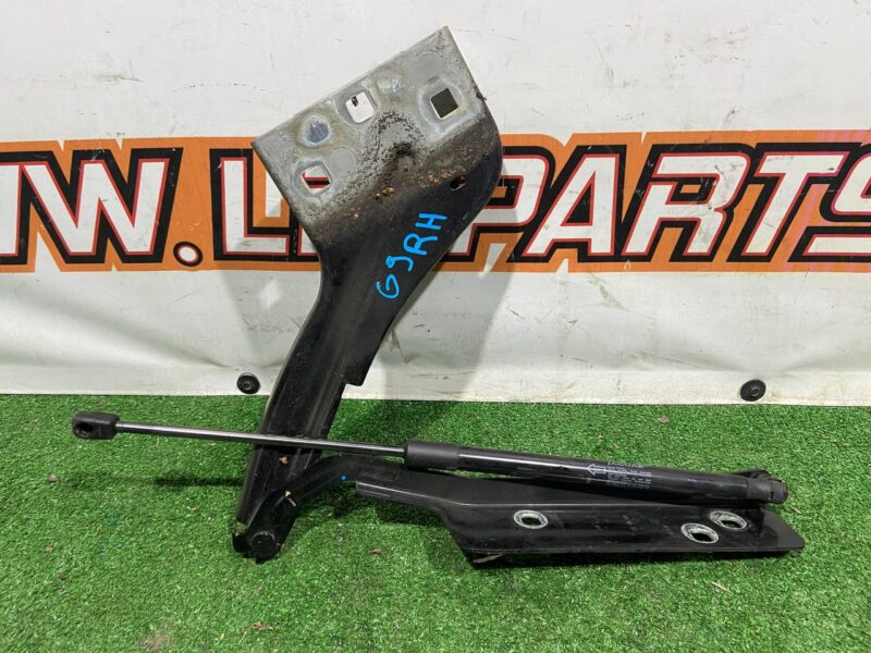T4A1898 Bonnet hinge right Jaguar F-Pace X761 (2017-) Used cost 50 € in stock 3 pcs.