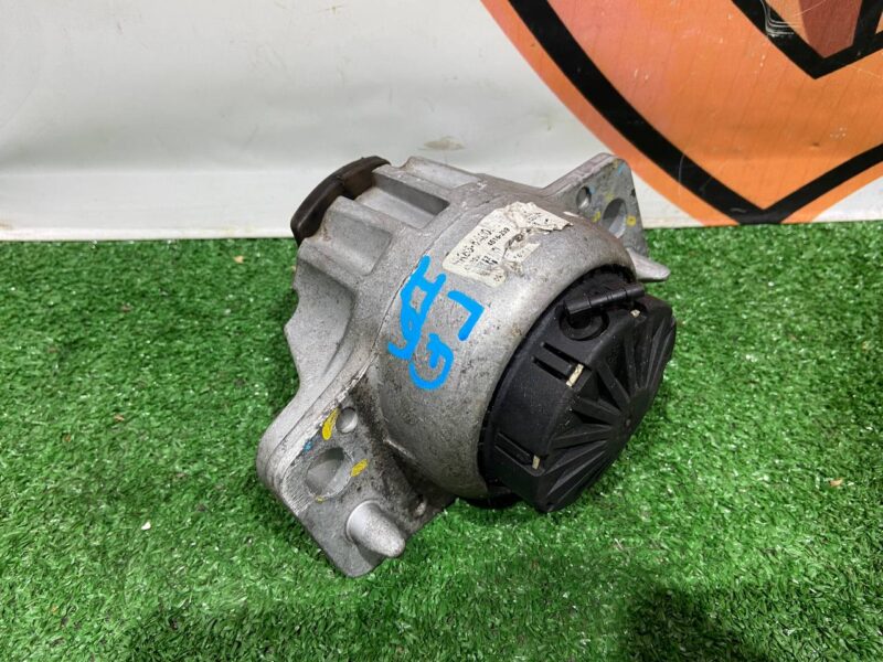 T4A2337 Engine mount left right 3.0TD Jaguar F-Pace X761 (2017-) Used cost 90 € in stock 2 pcs.