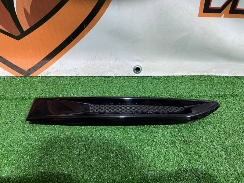 T4A27230 Right wing grille, gloss black Jaguar F-Pace X761 (2017-) Used cost 100 € in stock 1 pcs.