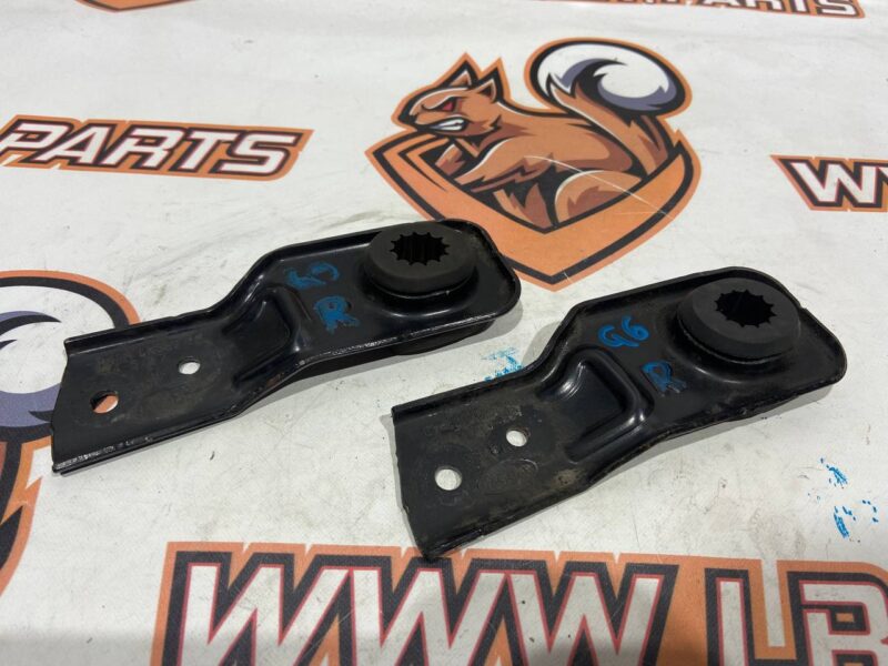 T4A37064 Bracket cushion radiator right Jaguar F-Pace Used cost 15 € in stock 12 pcs.