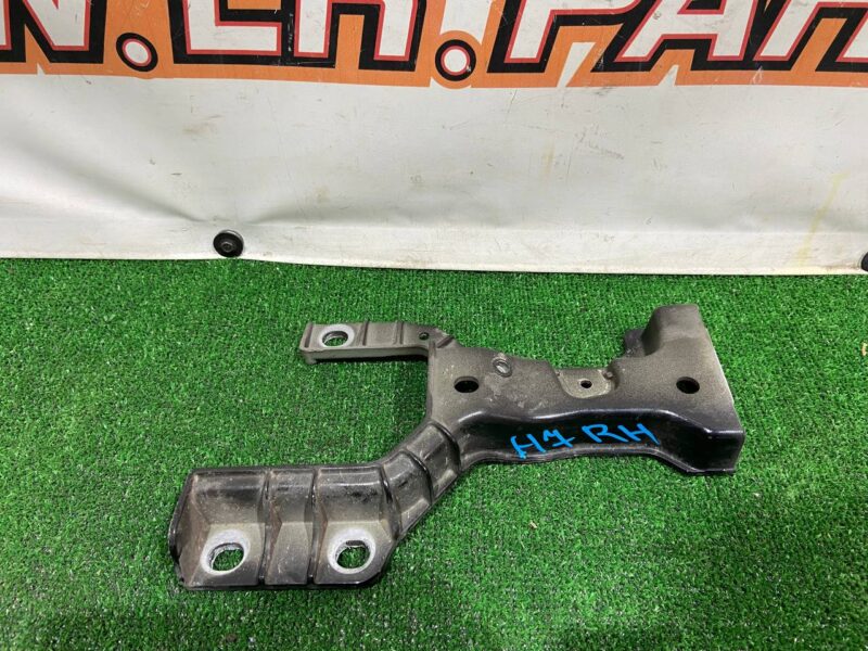 T4A41266 Front bumper reinforcement bracket right Jaguar F-Pace X761 (2017-) Used cost 65 € in stock 1 pcs.